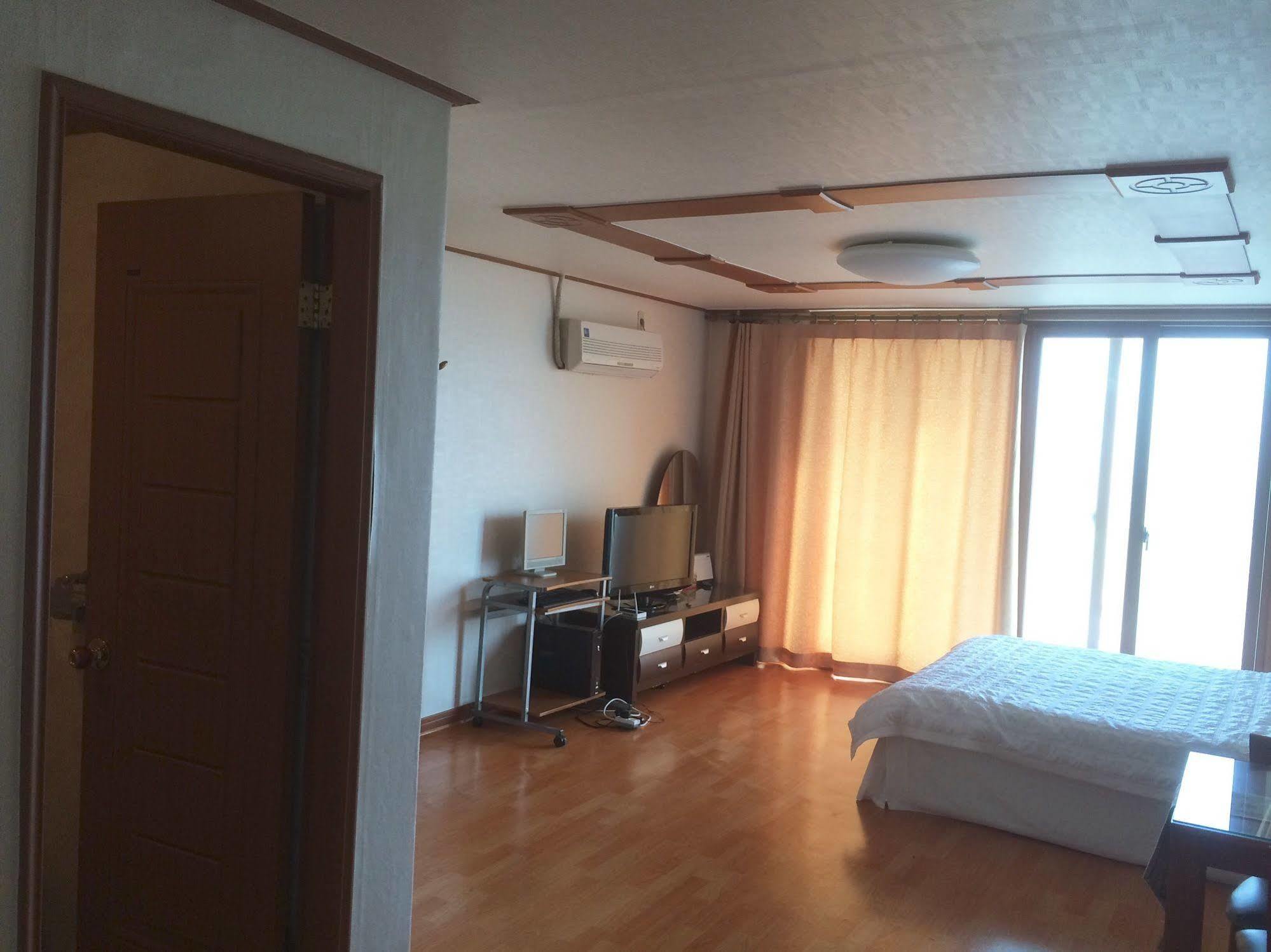 Greenside Pension Сеогвипо Екстериор снимка