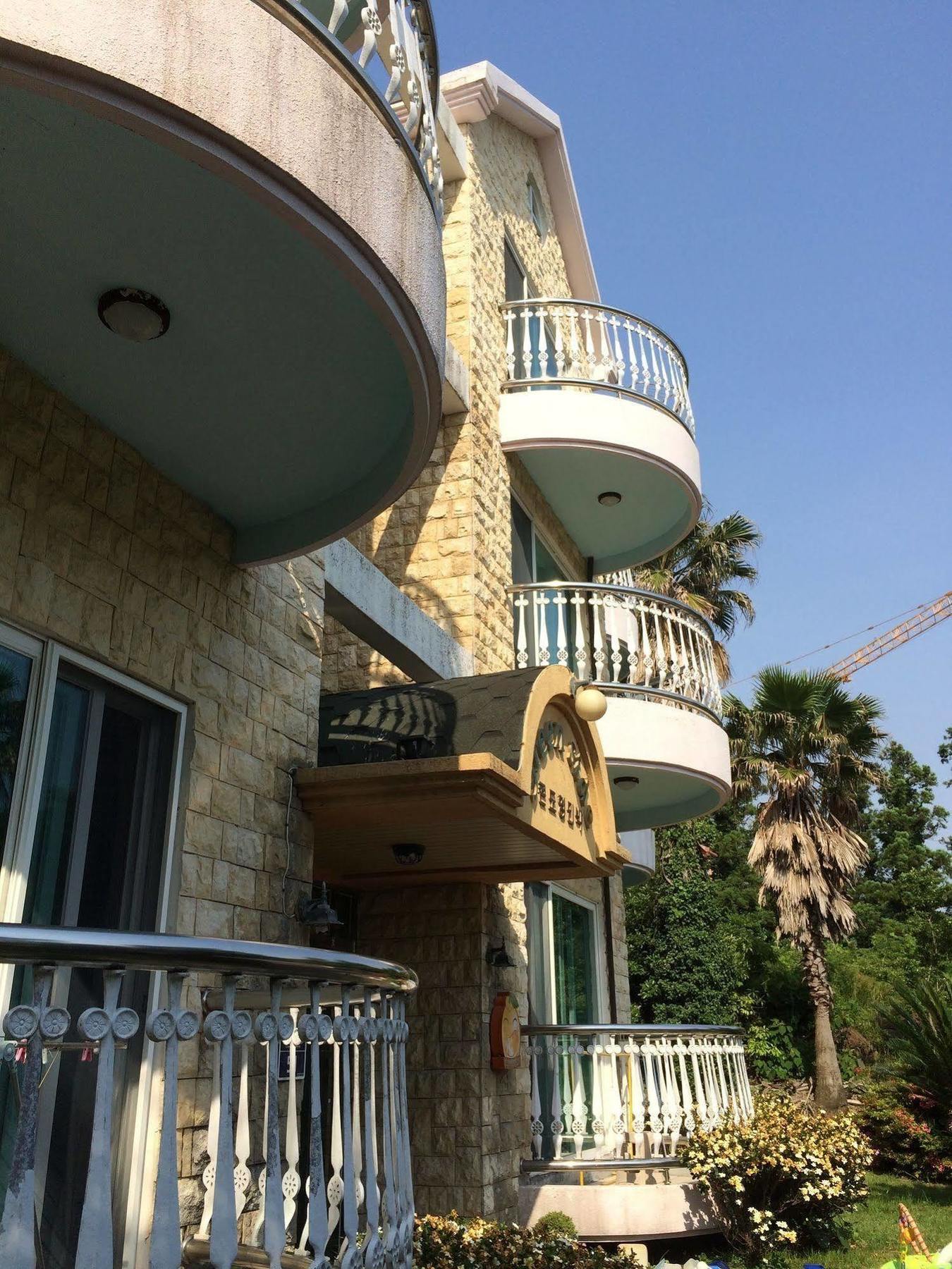Greenside Pension Сеогвипо Екстериор снимка